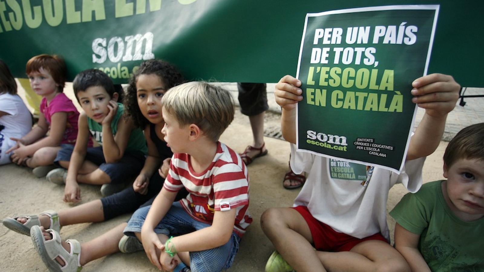 Nens participant en la concentració per l'escola en català a Girona / CÈLIA ATSET