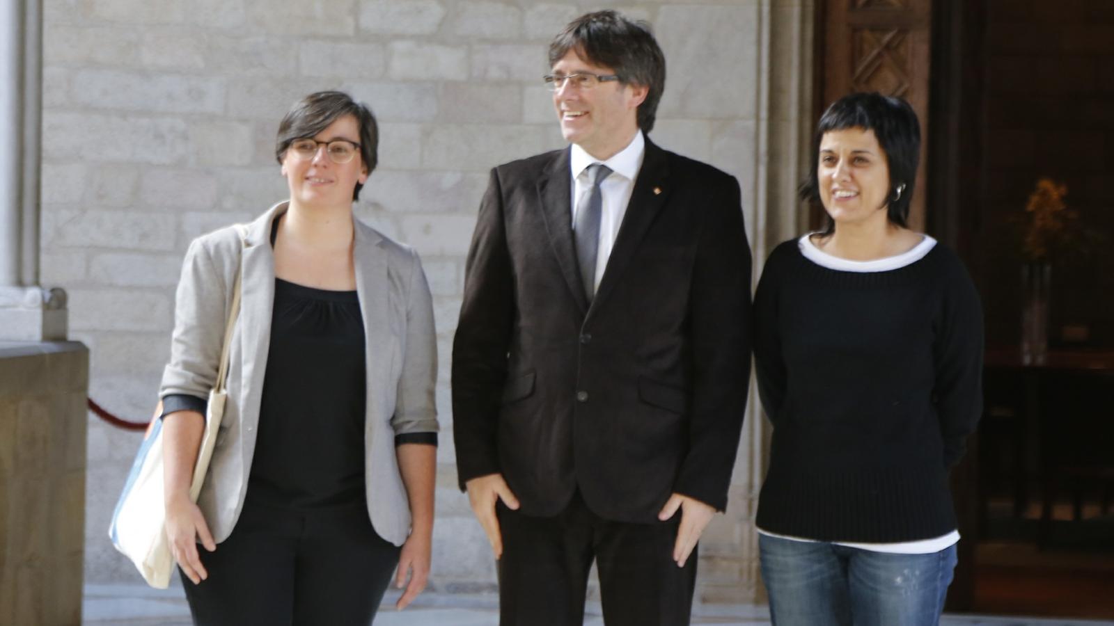 El president de la Generalitat, Carles Puigdemont, s'ha reunit amb les diputades de la CUP Mireia Boya i Anna Gabriel / FERRAN FORNÉ