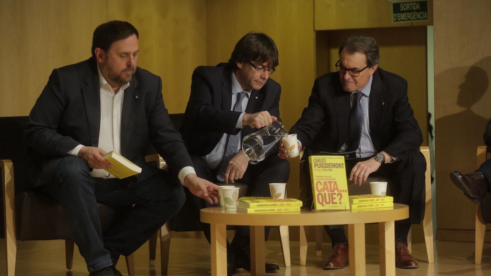 Oriol Junqueras, Carles Puigdemont i Artur Mas, en la presentació del llibre 'Cataquè?', de Carles Puigdemont i Carles Ribera