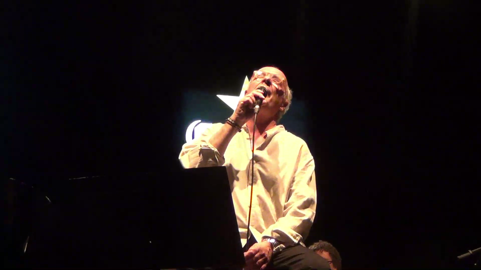 Joan Isaac interpreta la cançó 'Girona' al festival Strenes