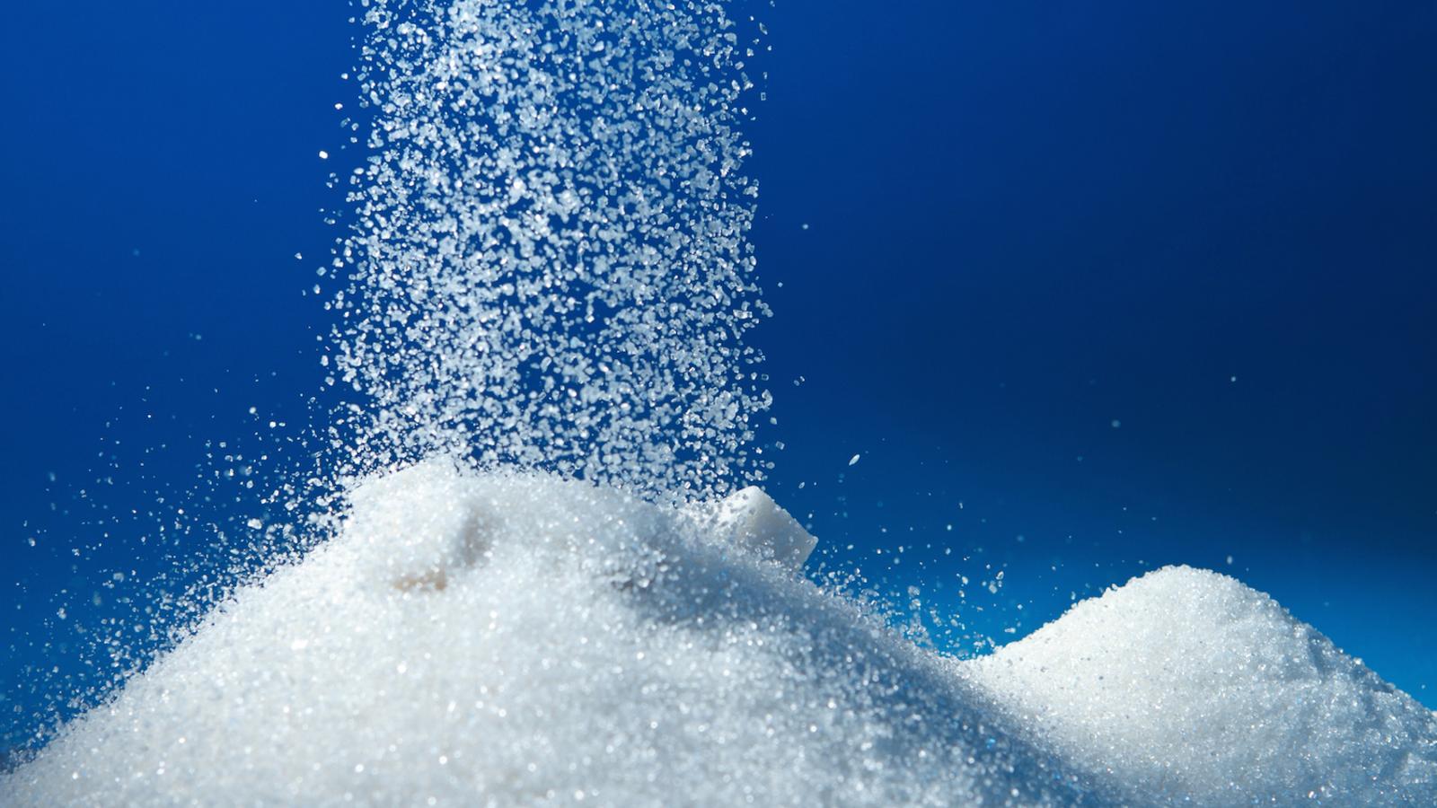 L'OMS aconsella no consumir més de 25 grams de sucre al dia. Una ampolla gran d'aigua amb suc pot arribar a tenir-ne 100 / GETTY