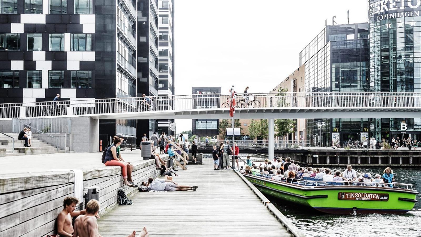 Copenhaguen va inaugurar  fa dos anys  una nova passarel·la exclusiva per a bicicletes que sobrevola un canal del port  i que connecta amb edificis comercials, d’oficines i d’habitatges que s’han construït a  les dues ribes. / RASMUS HJORTSHOJ
