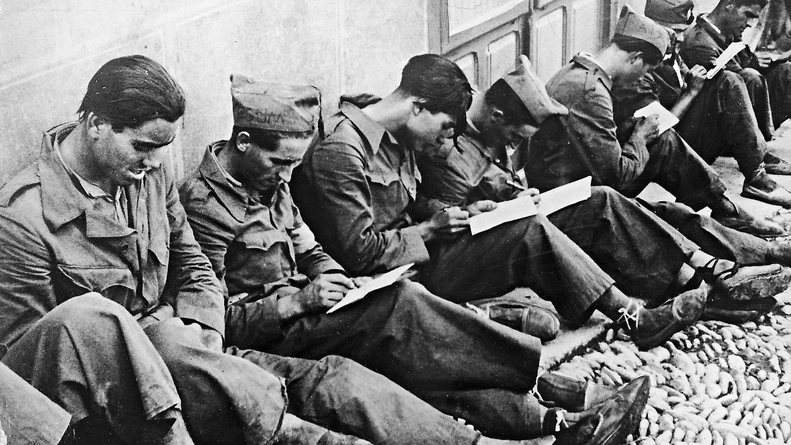 Soldats republicans escrivint cartes a casa el 1936.