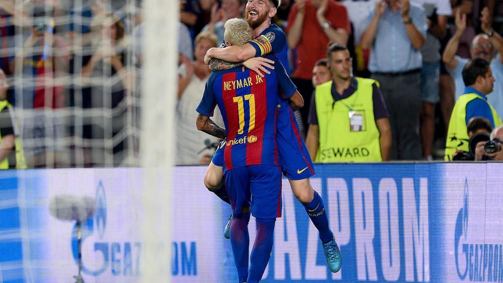 Neymar i Leo Messi s’abracen després d’un dels set gols del Barça al Camp Nou.