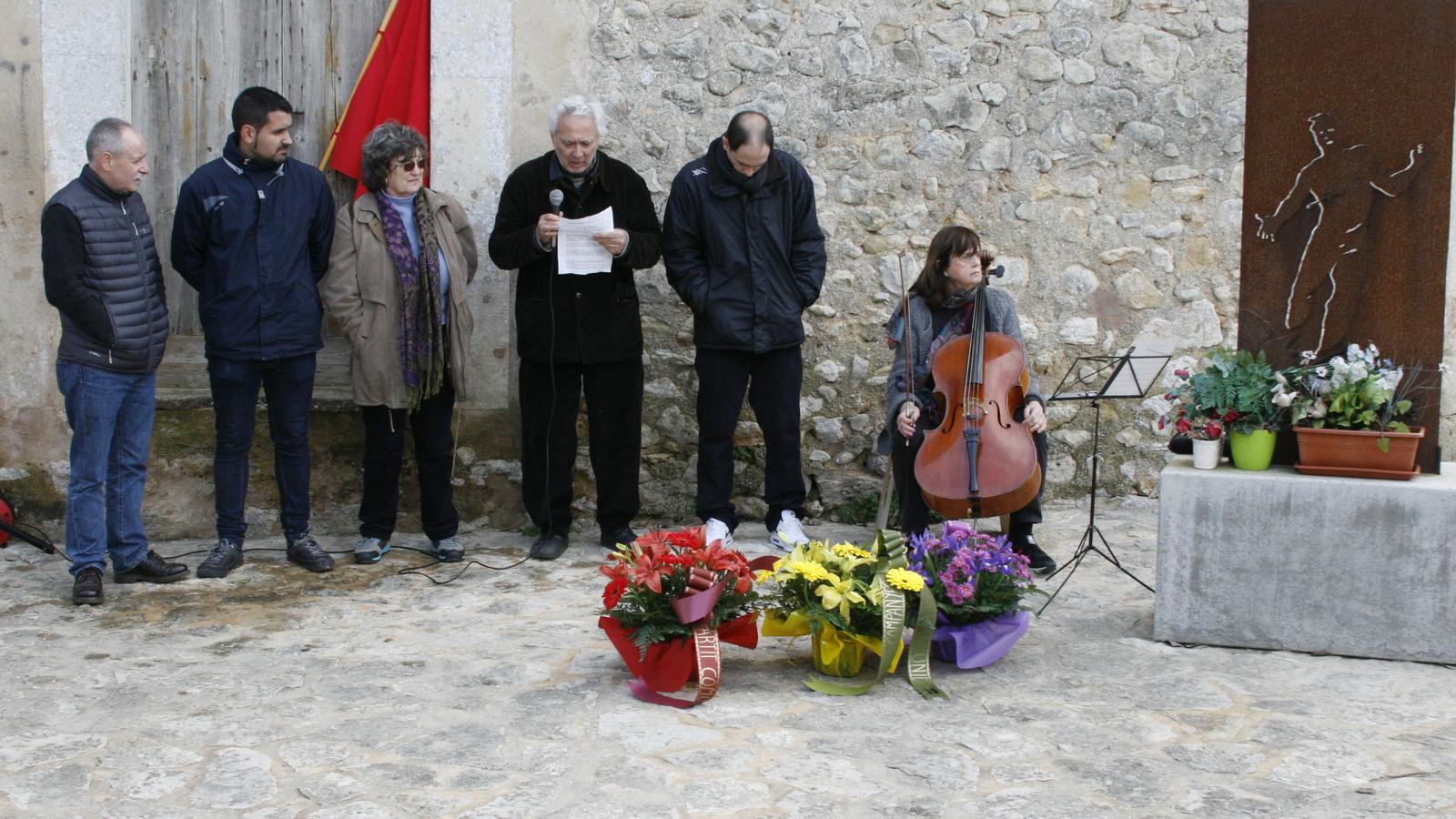 Membres del Col·lectiu Aurora Picornell llegint els discursos de record i homenatge. / M. BARCELÓ